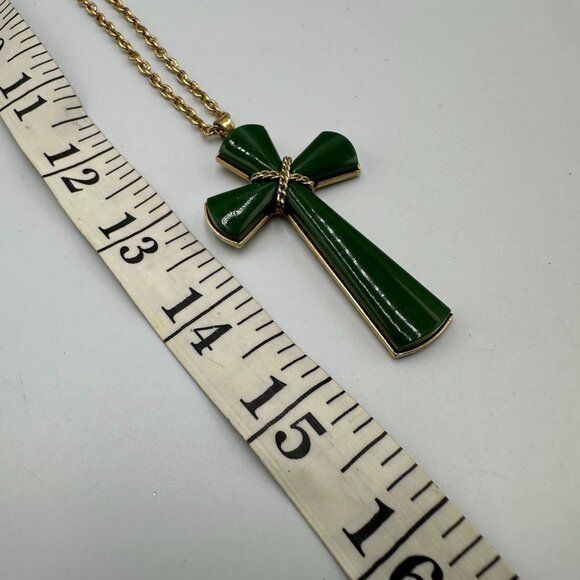 Vintage Avon Juliet Cross Necklace Gold Tone Green Lucite Rope Chain 30 Inch - Picture 7 of 9